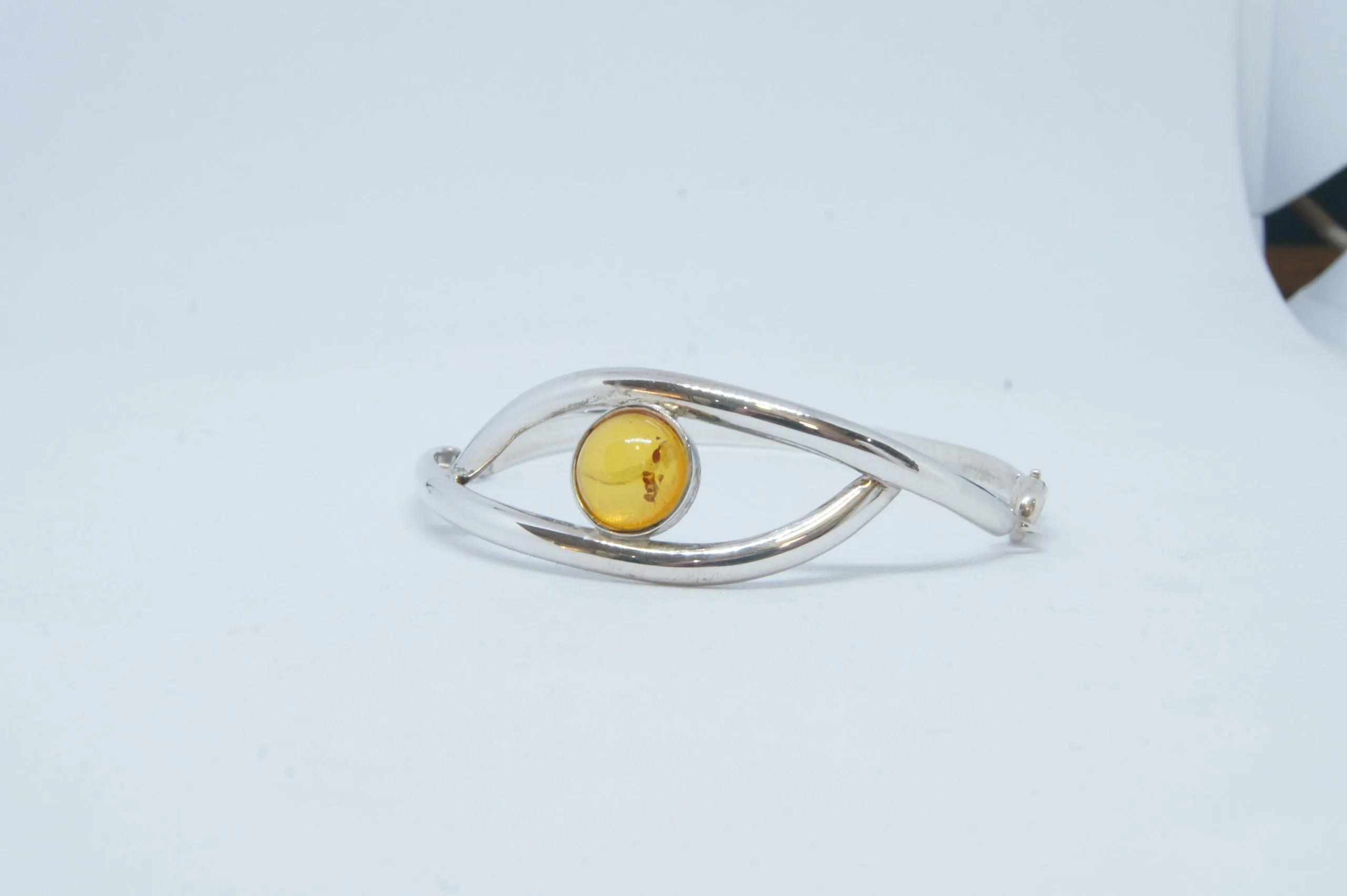 bracelet rigide en argent 925 millième et cabochon d'ambre