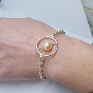 Bracelet argent cercle et perle d'eau douce pêche 11mm sur maille jaseron 5mm