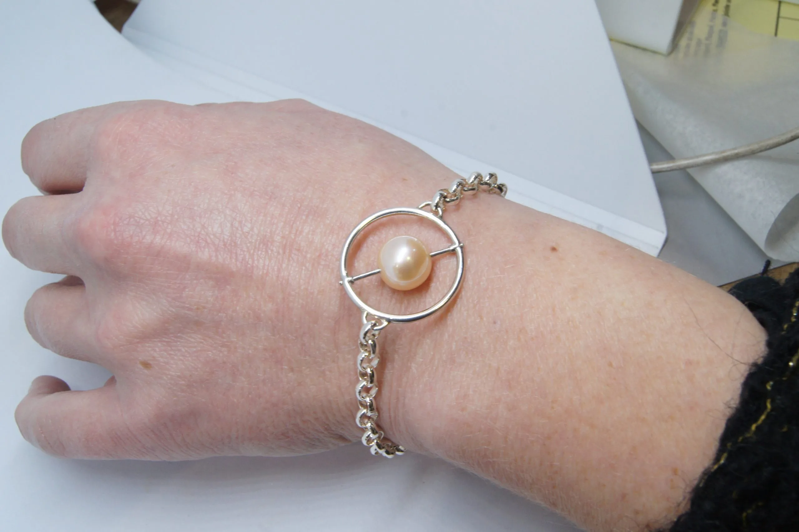 Bracelet argent cercle et perle d'eau douce pêche 11mm sur maille jaseron 5mm