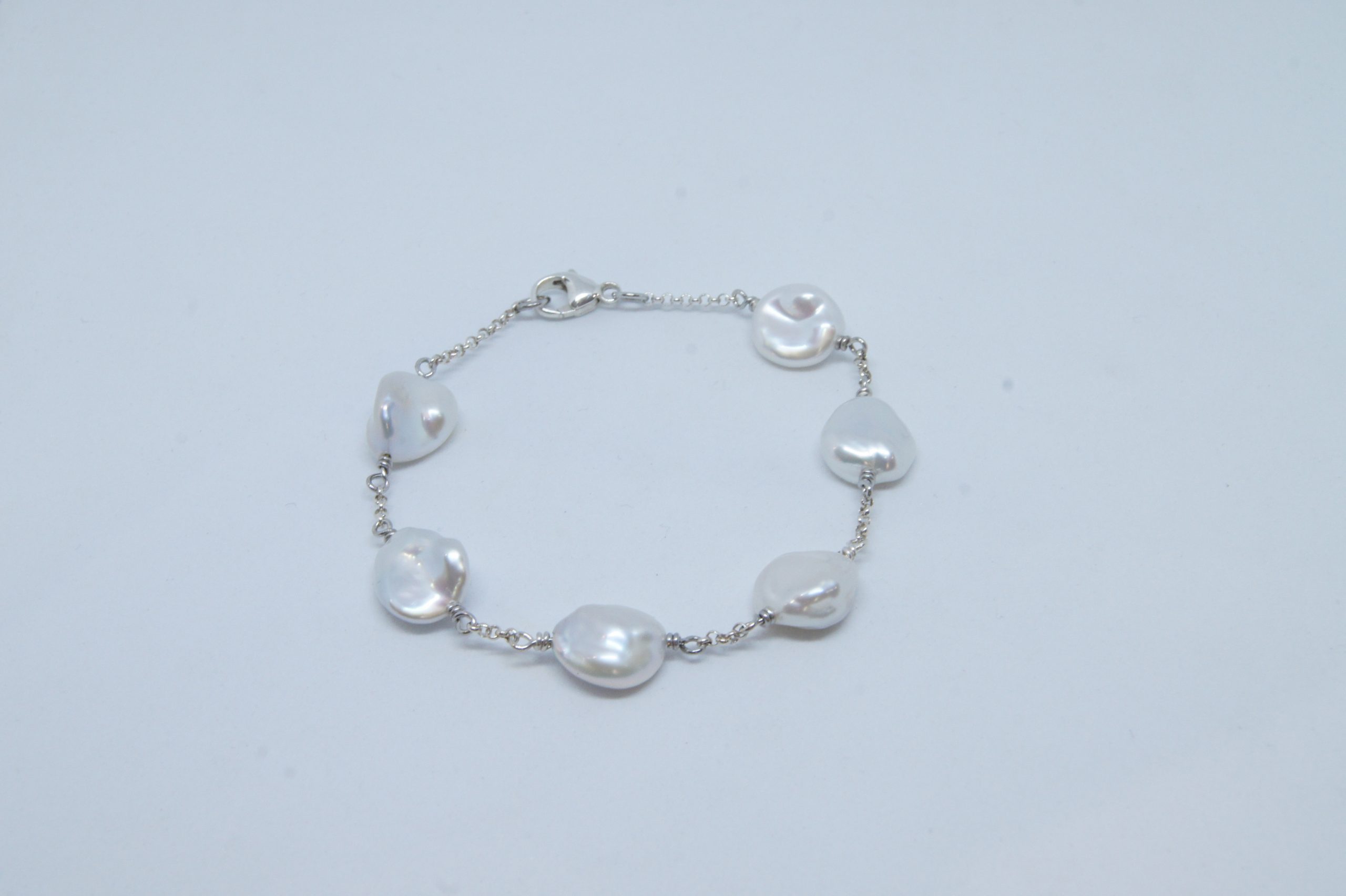 Bracelet en argent 925 millième avec 6 perles d'eau douce baroques blanc gris