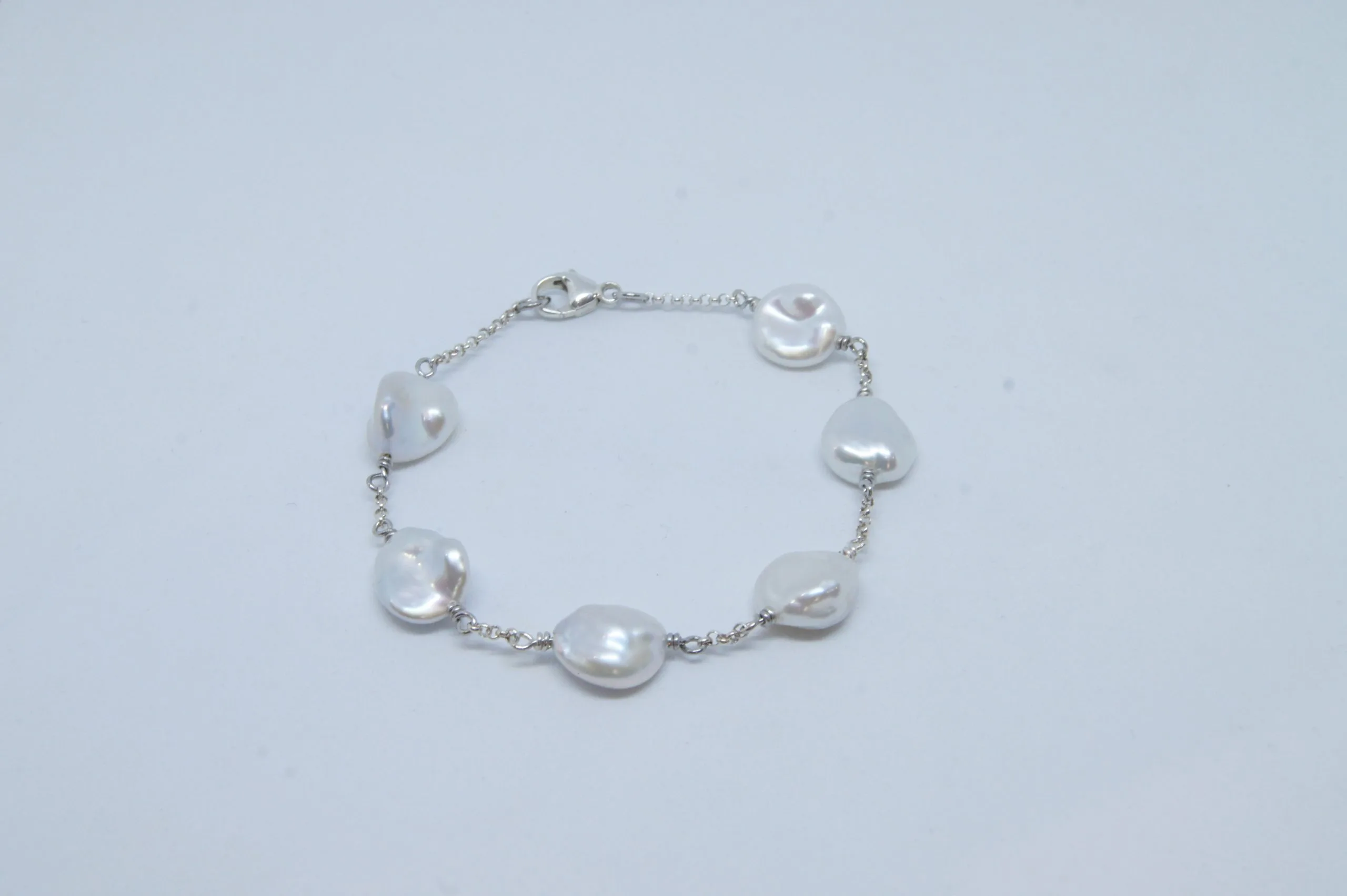 Bracelet en argent 925 millième avec 6 perles d'eau douce baroques blanc gris