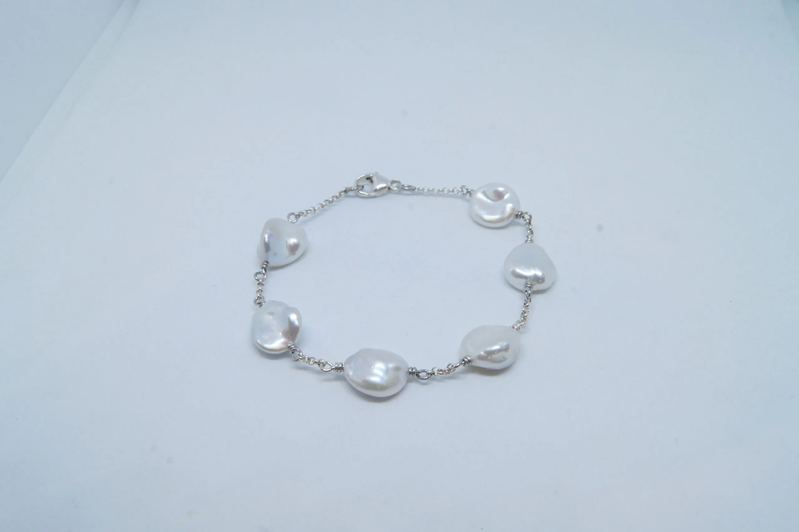Bracelet en argent 925 millième avec 6 perles d'eau douce baroques blanc gris