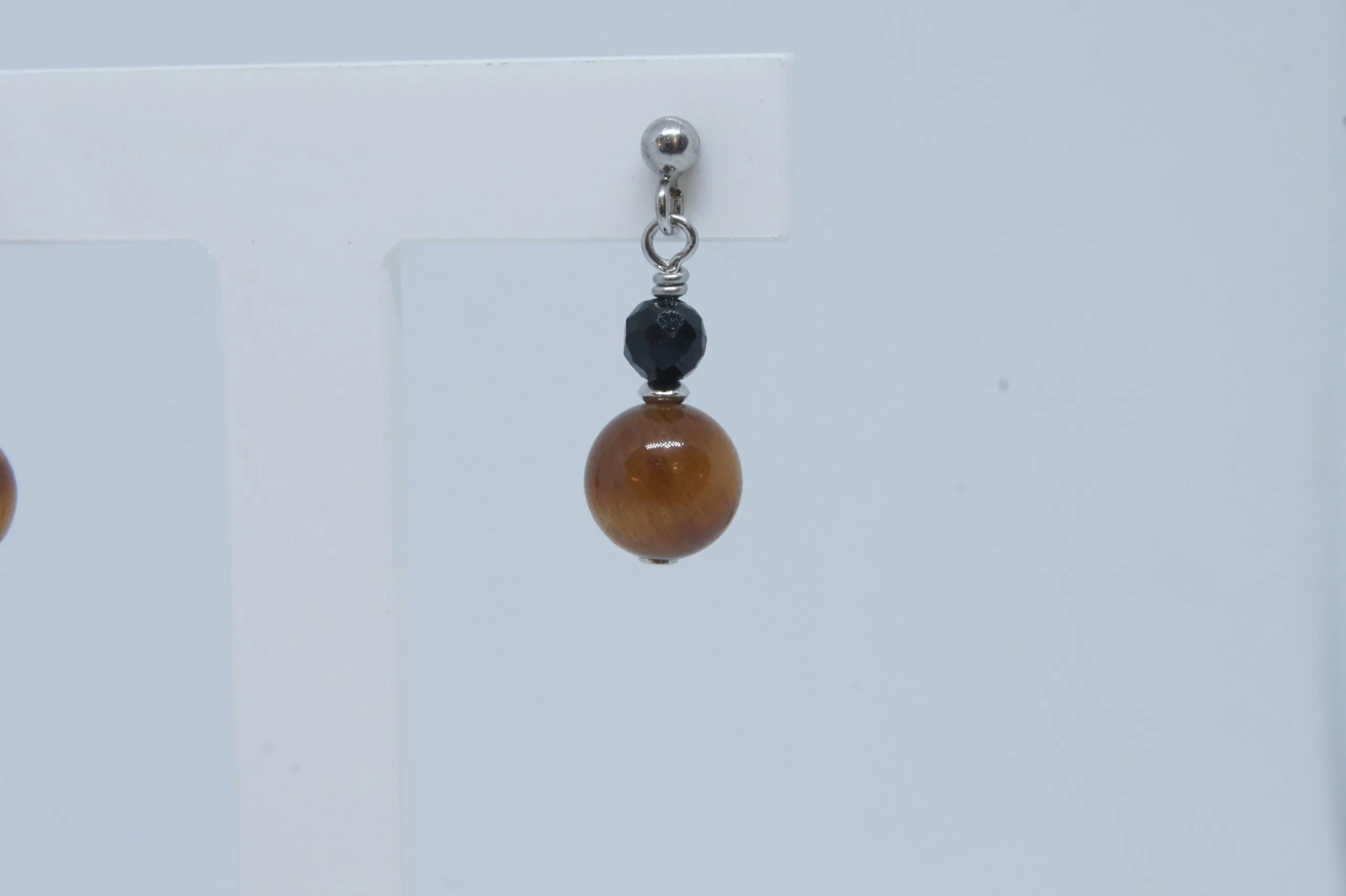 Boucles d'oreille œil de tigre et spinelle sur tiges argent