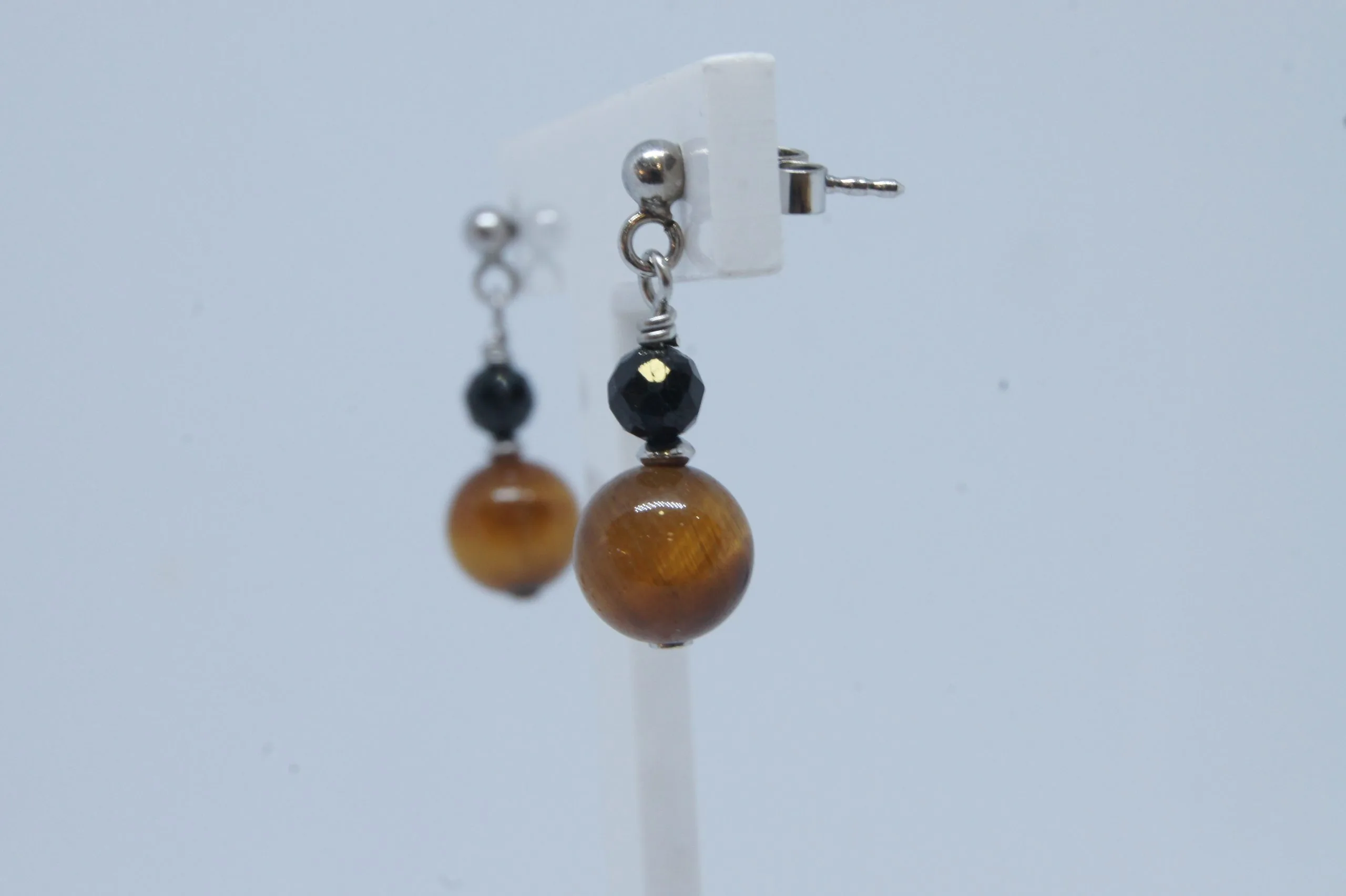 Boucles d'oreille œil de tigre et spinelle sur tiges argent