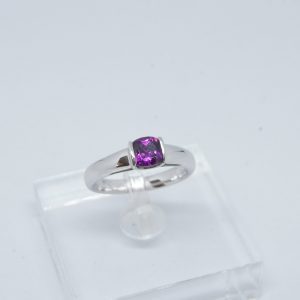 Bague or blanc et grenat rhodolite
