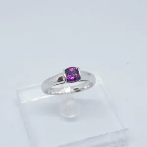 Bague or blanc et grenat rhodolite