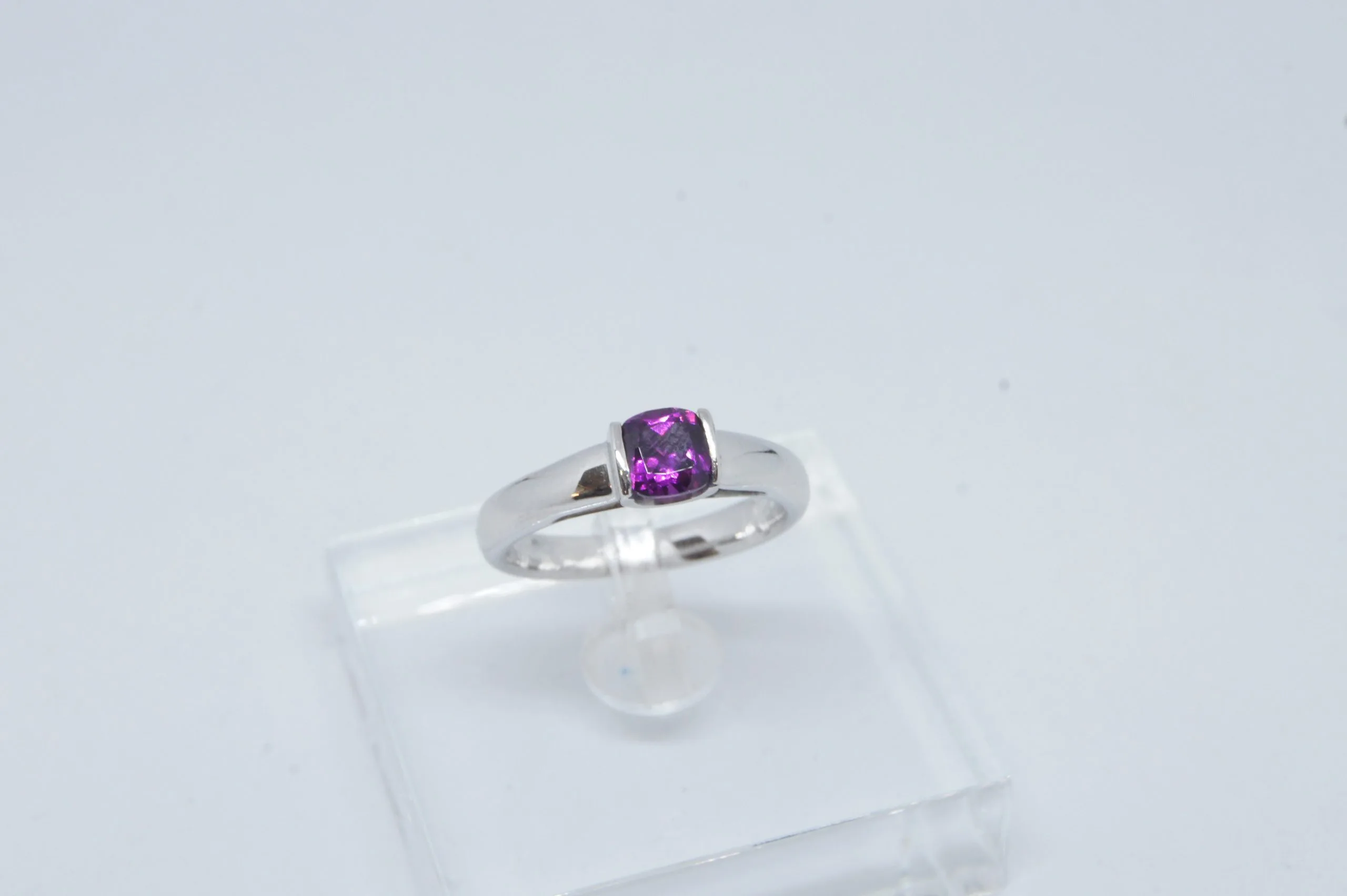 Bague or blanc et grenat rhodolite