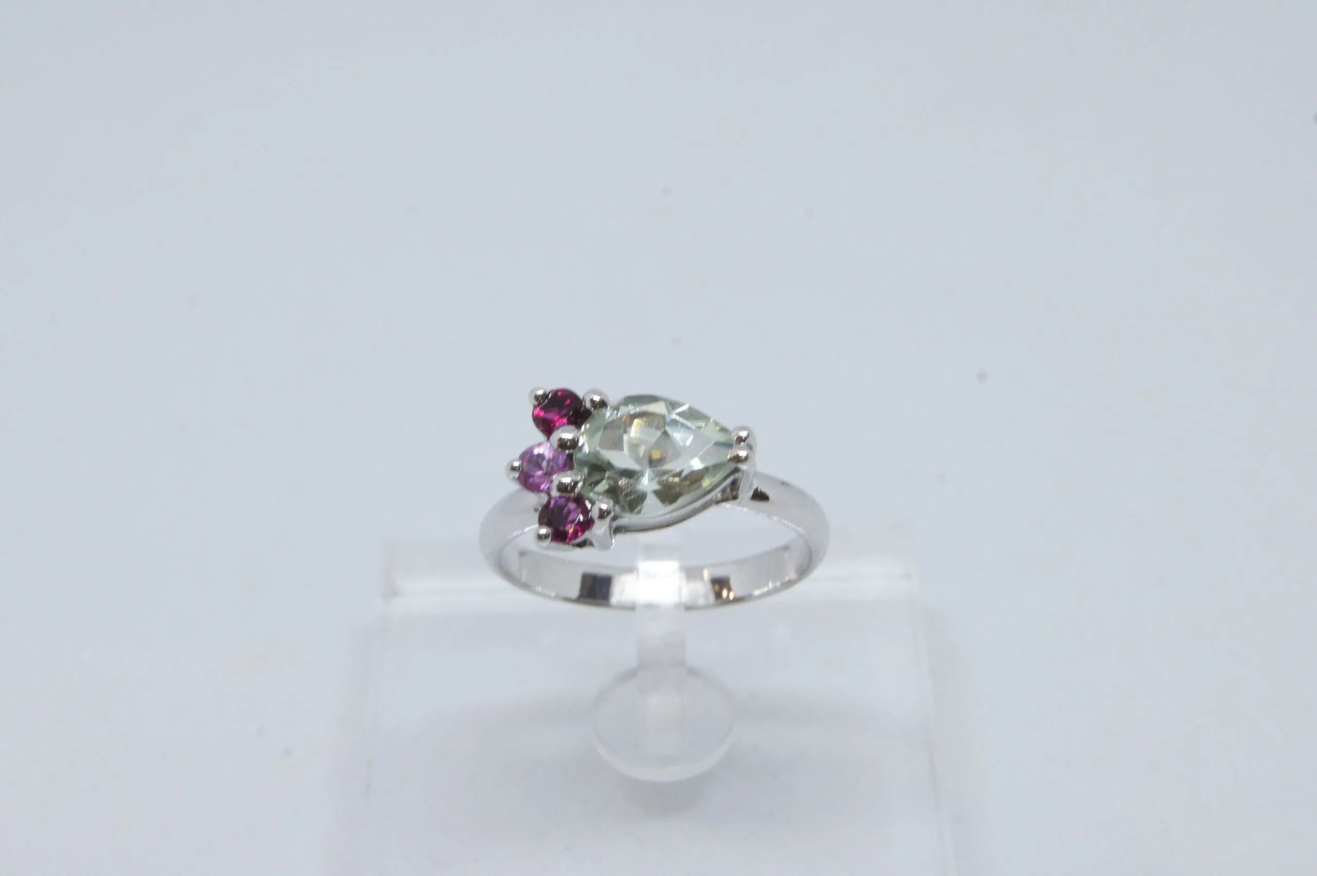 Bague or blanc, prasiolite tourmalines et saphir rose