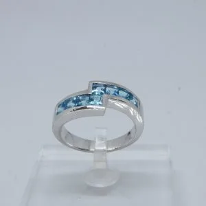 Bague or blanc et Topazes bleues
