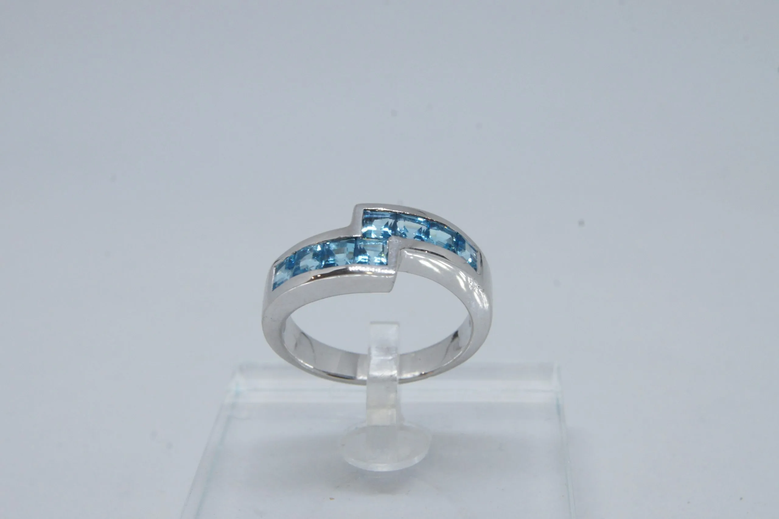 Bague or blanc et Topazes bleues