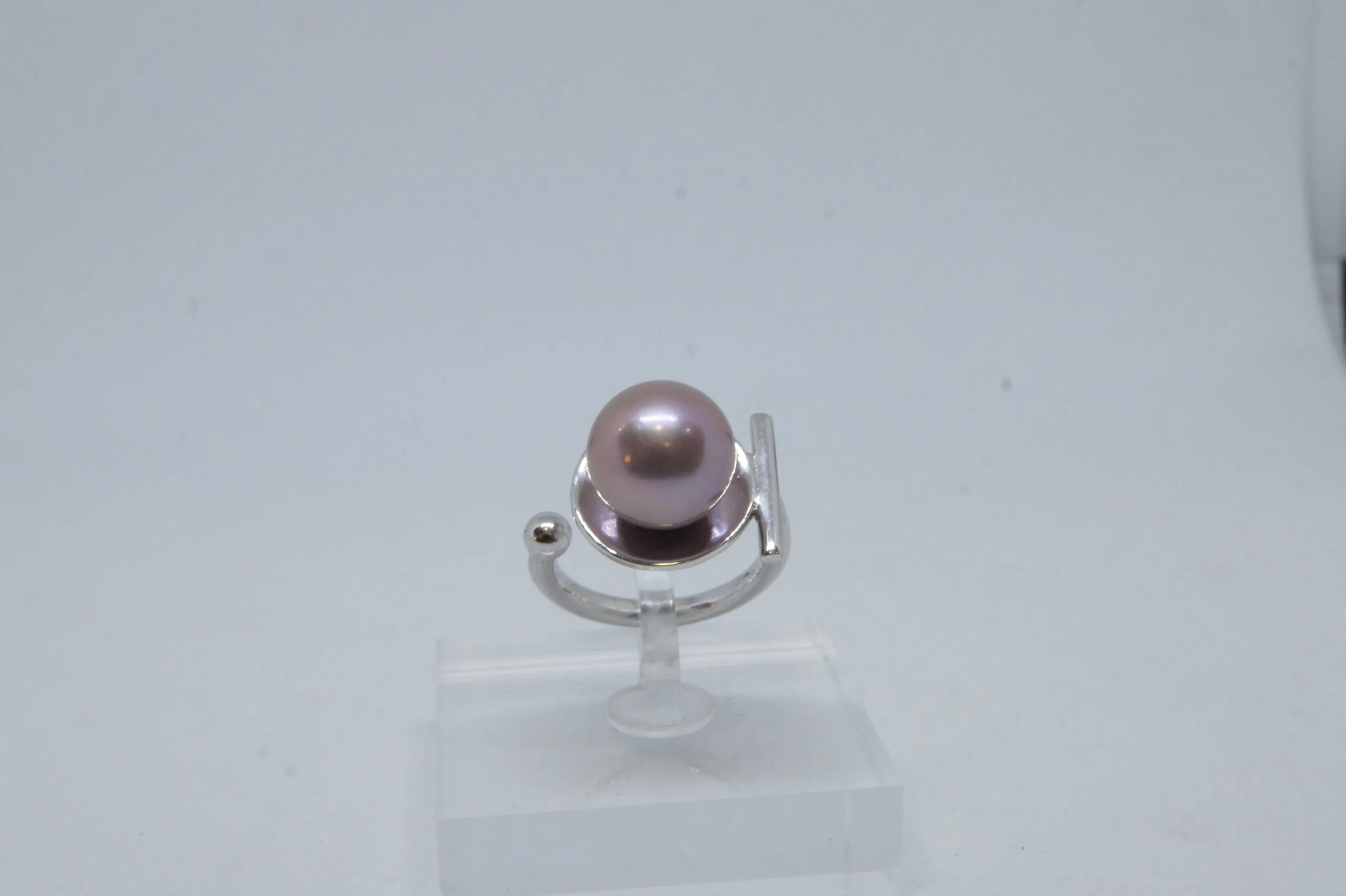 Bague or blanc et perle d'eau douce mauve