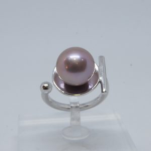 Bague or blanc et perle d'eau douce mauve