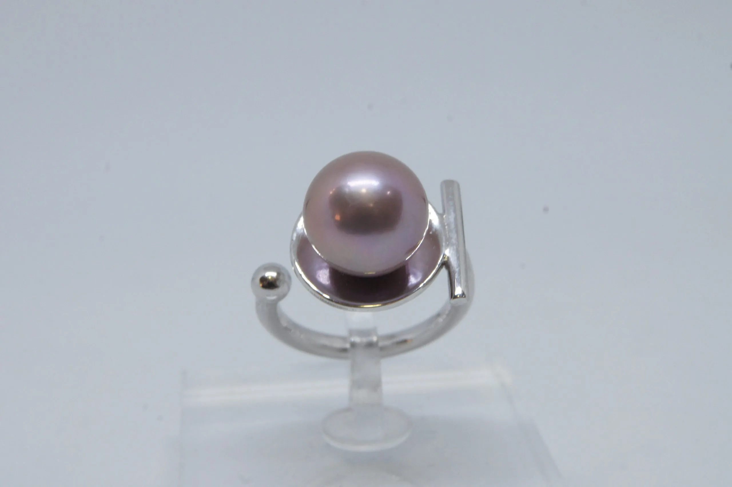 Bague or blanc et perle d'eau douce mauve