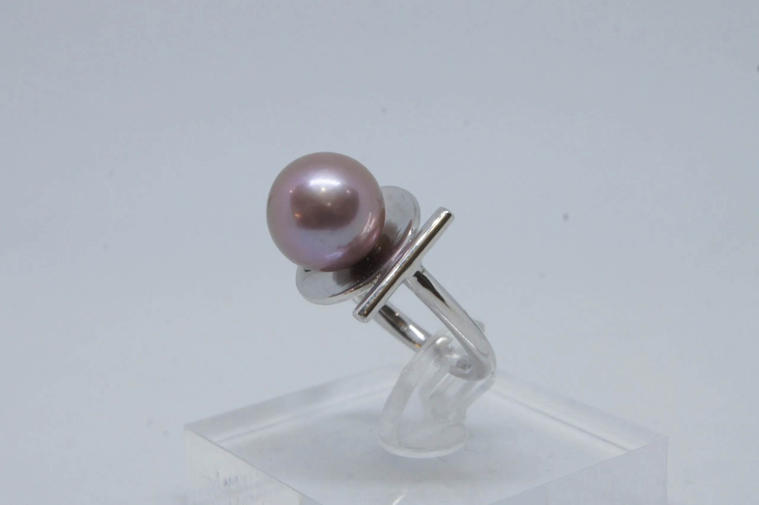 Bague or blanc et perle d'eau douce mauve
