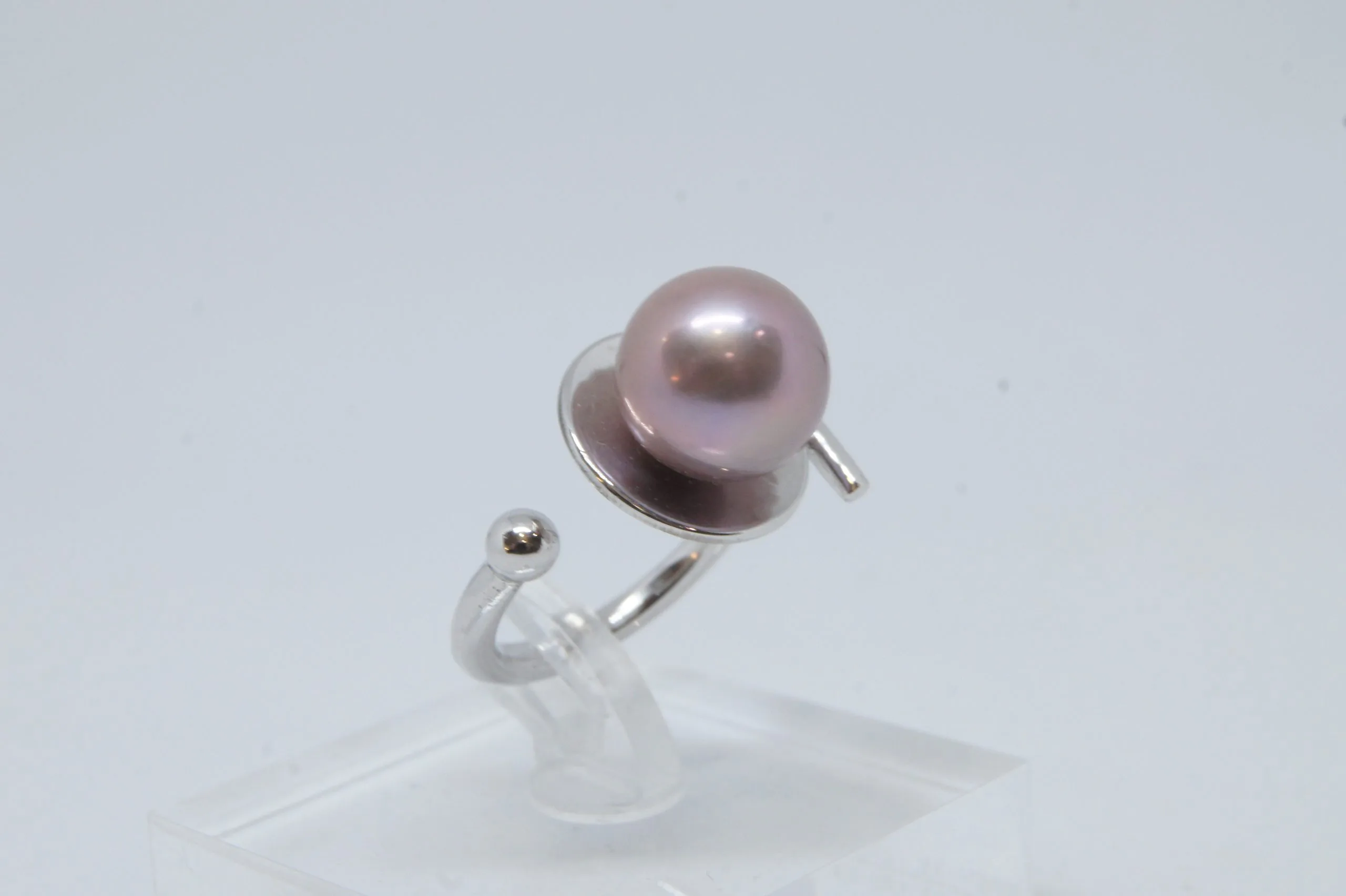 Bague or blanc et perle d'eau douce mauve