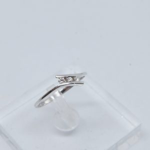 Bague or blanc et 3 diamants de 1,8mm (0,09ct)