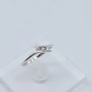 Bague or blanc et 3 diamants de 1,8mm (0,09ct)