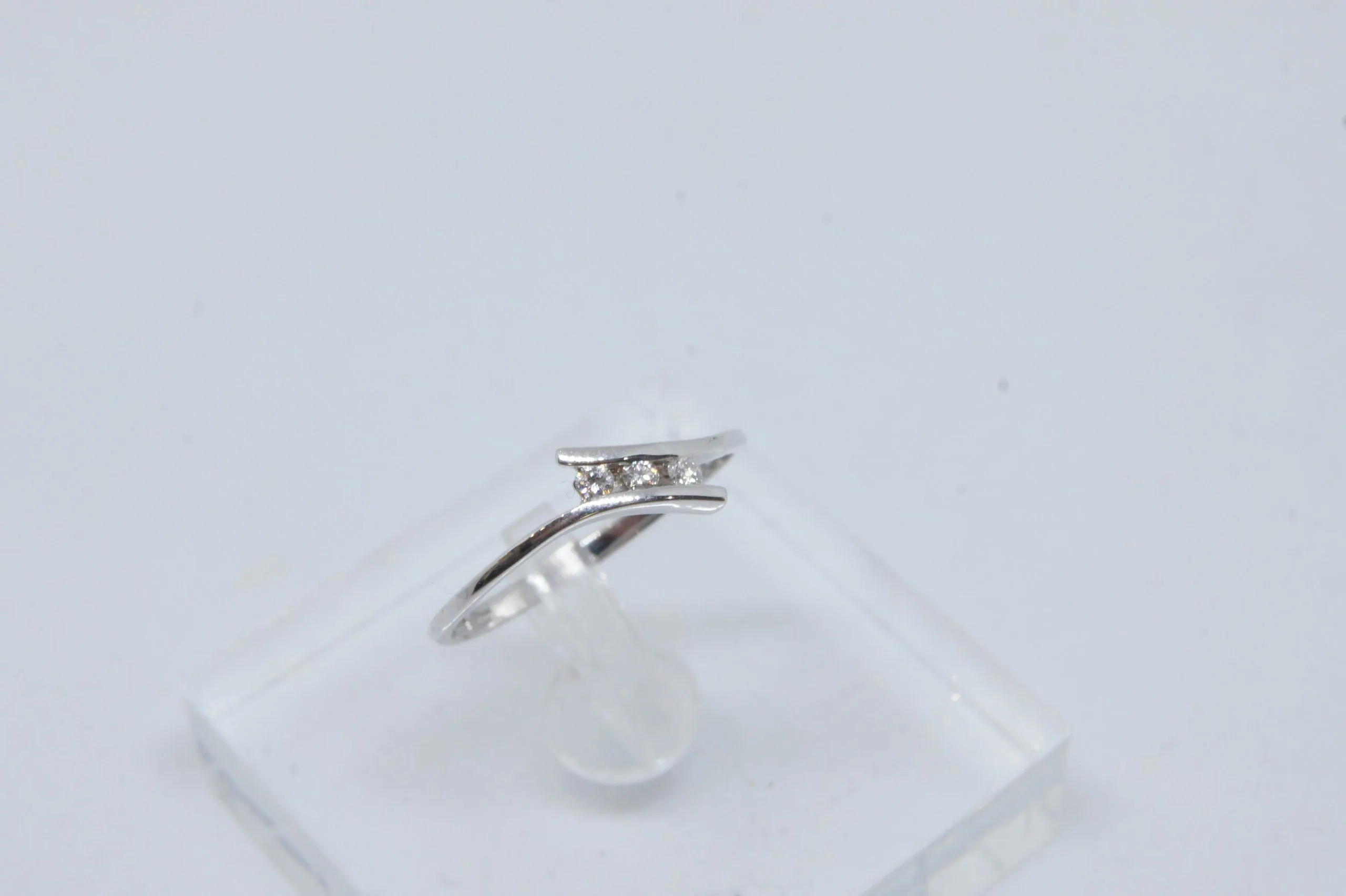 Bague or blanc et 3 diamants de 1,8mm (0,09ct)
