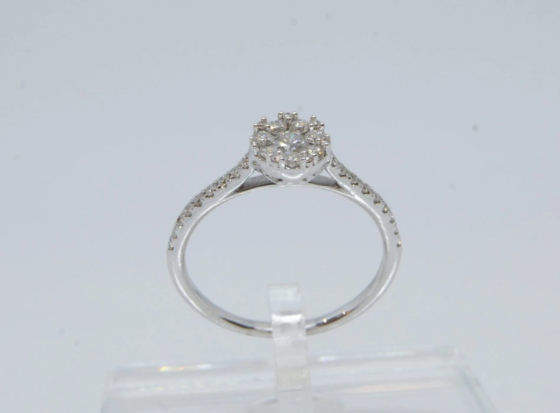 Bague or blanc dessus rond serti de diamants et corps de bague empierré diamants