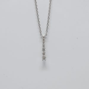 Collier or blanc et 9 diamants ronds taille brillant