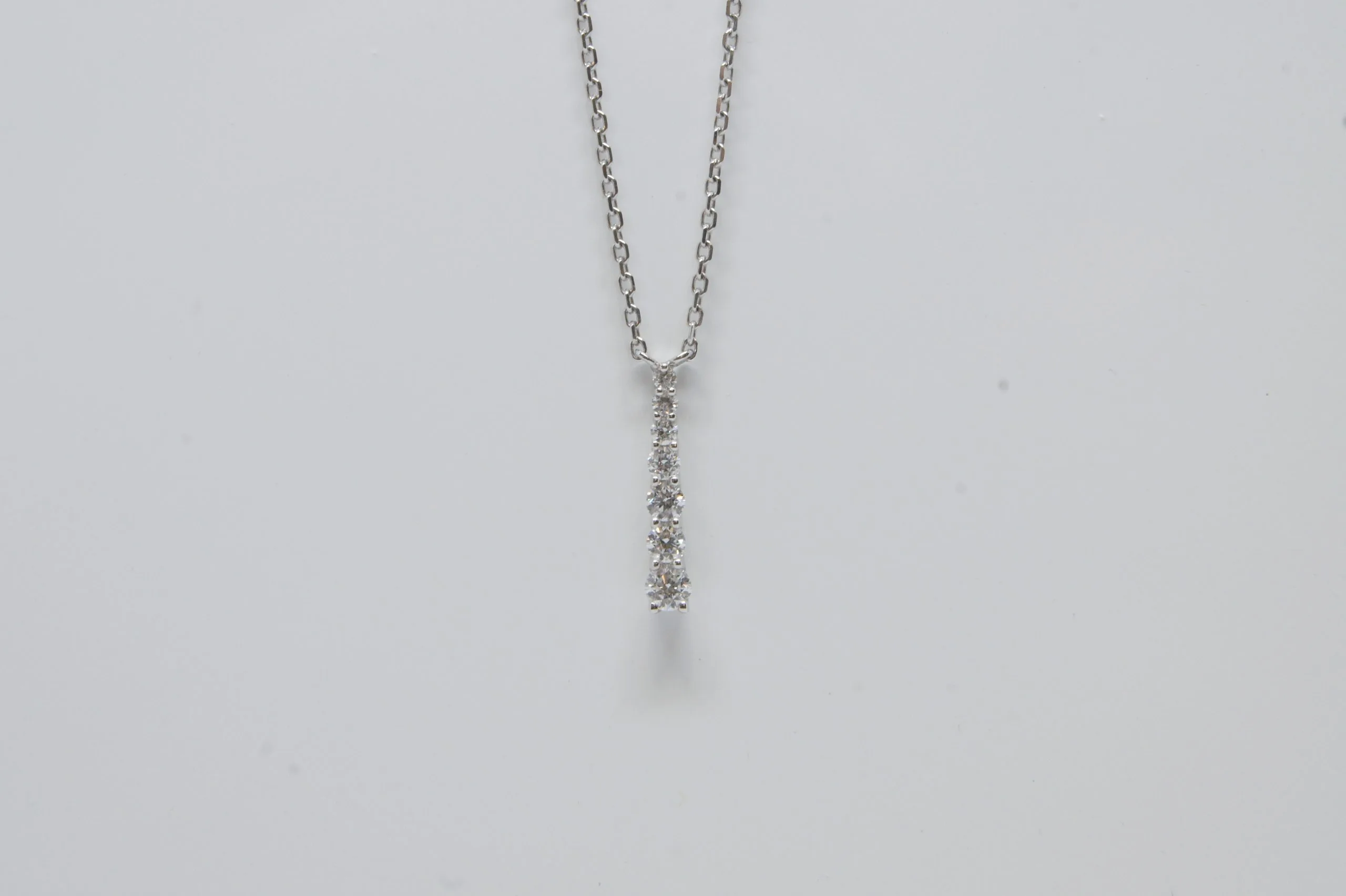 Collier or blanc et 9 diamants ronds taille brillant