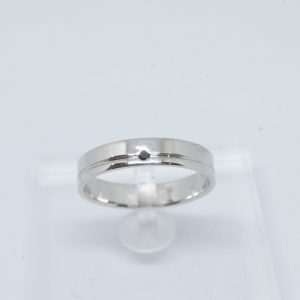 Alliance en platine avec rainure et un diamant noir 1,5mm