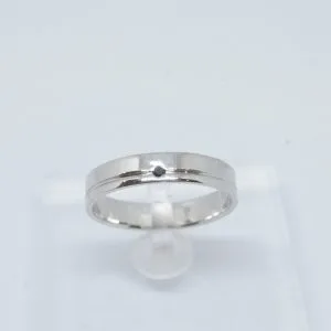 Alliance en platine avec rainure et un diamant noir 1,5mm