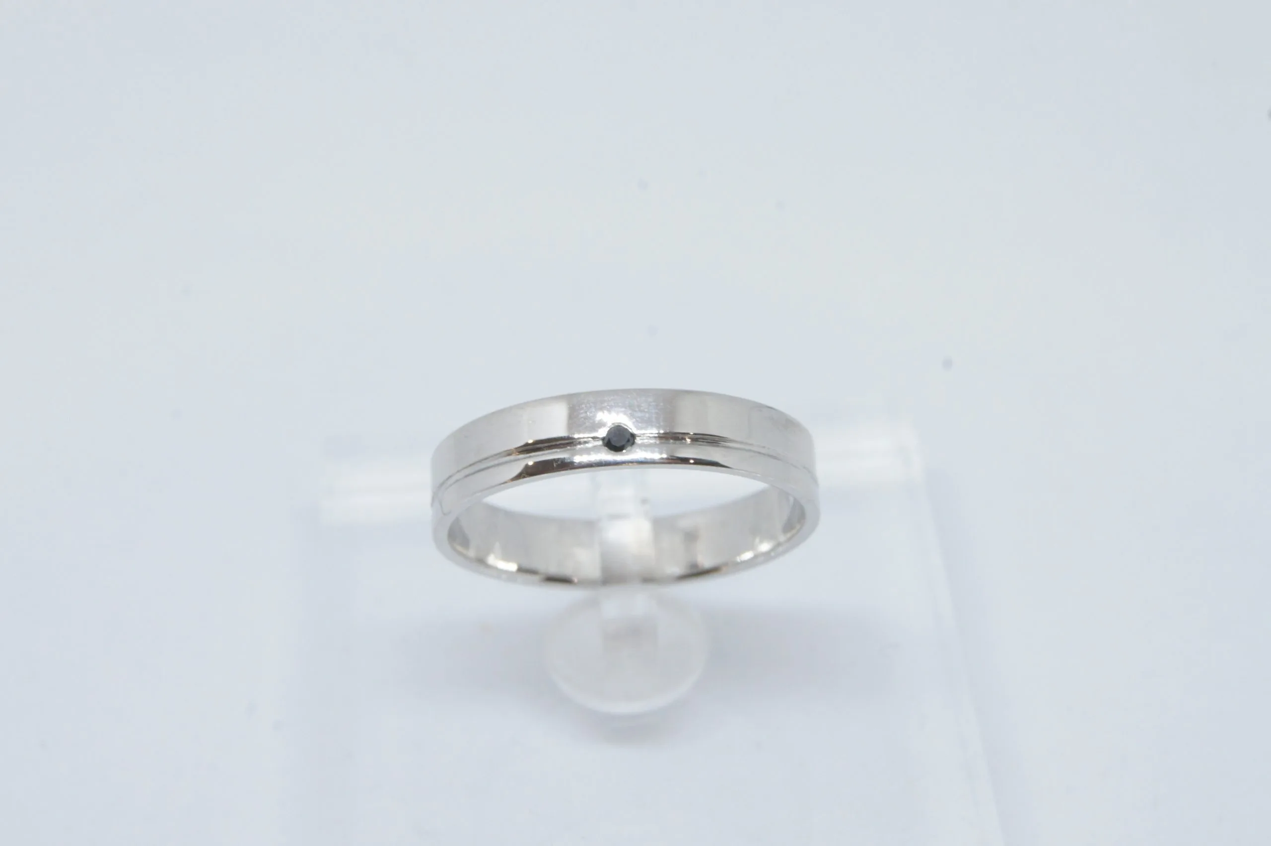 Alliance en platine avec rainure et un diamant noir 1,5mm