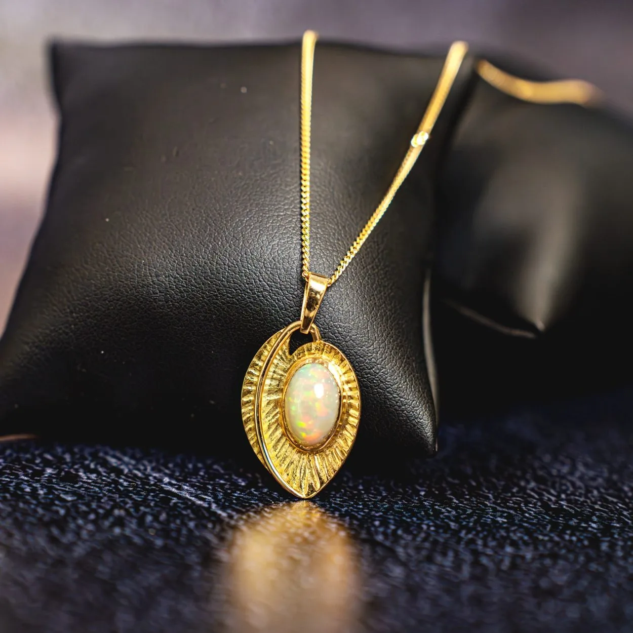 Pendentif or jaune et opale d'Australie