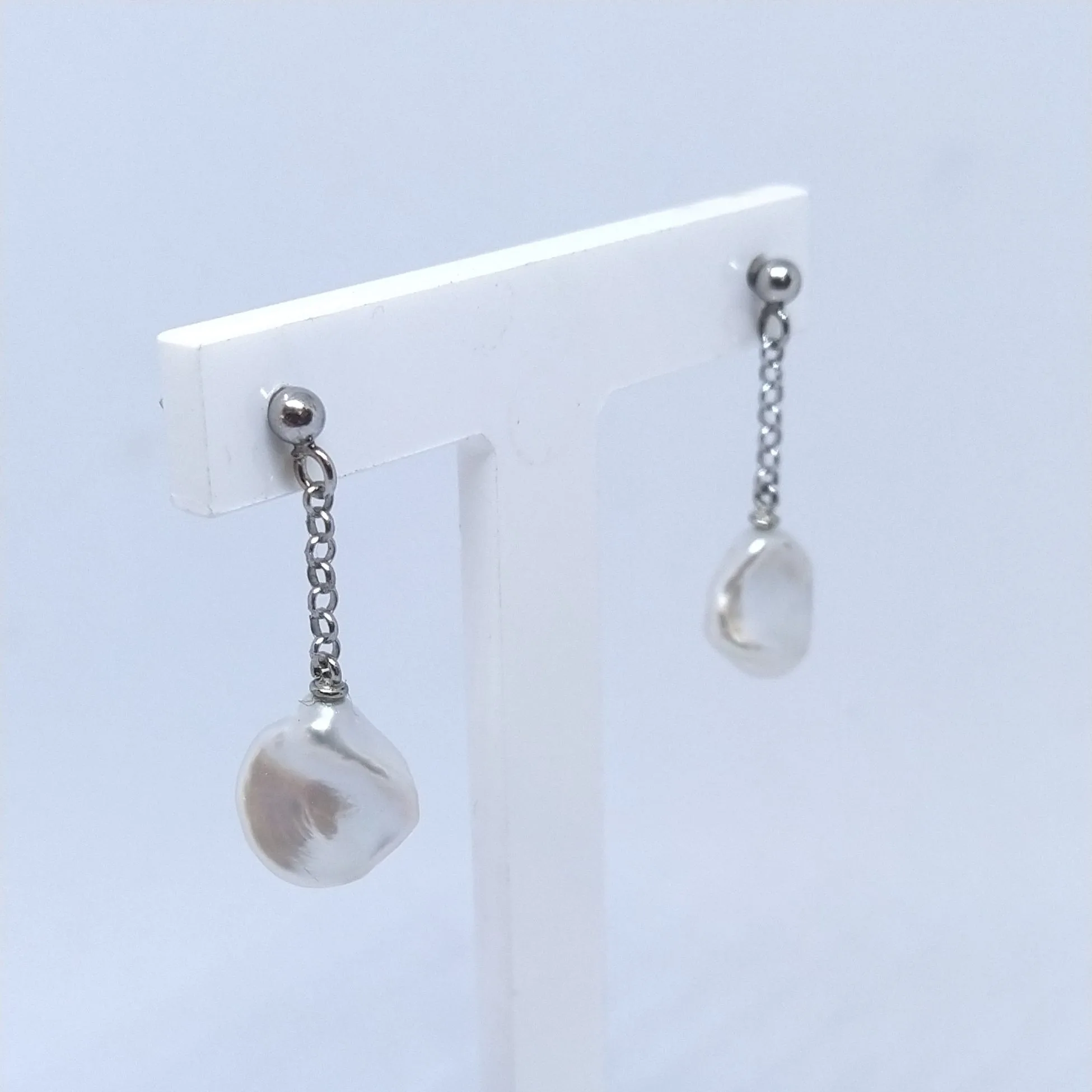 boucles d'oreilles chainette argent et perles d'eau douce baroque