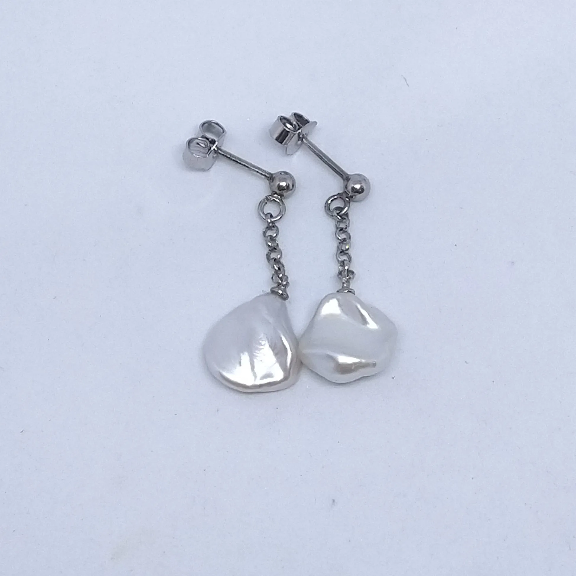 boucles d'oreilles chainette argent et perles d'eau douce baroque