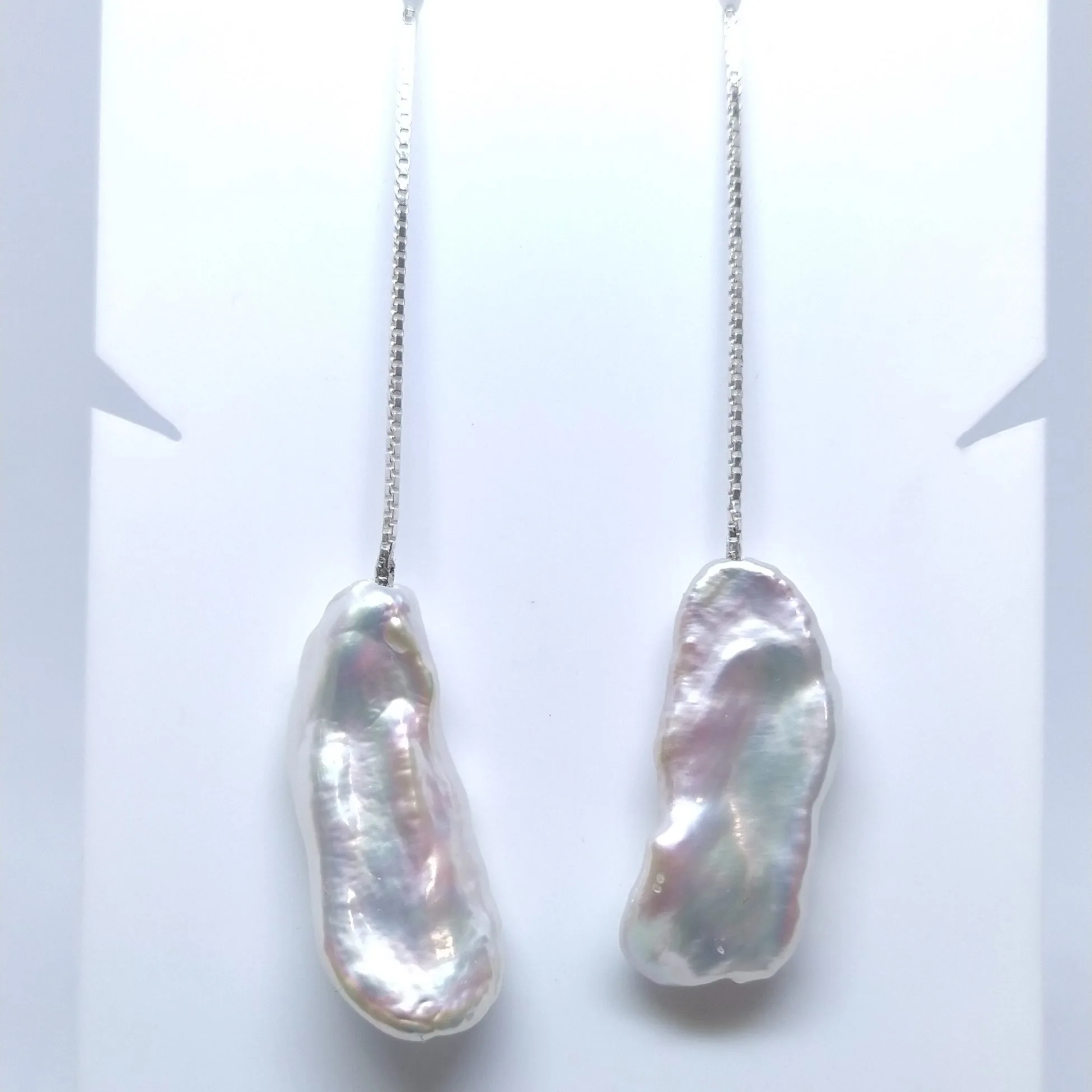 boucles d'oreilles chainette argent et perles d'eau douce baroque