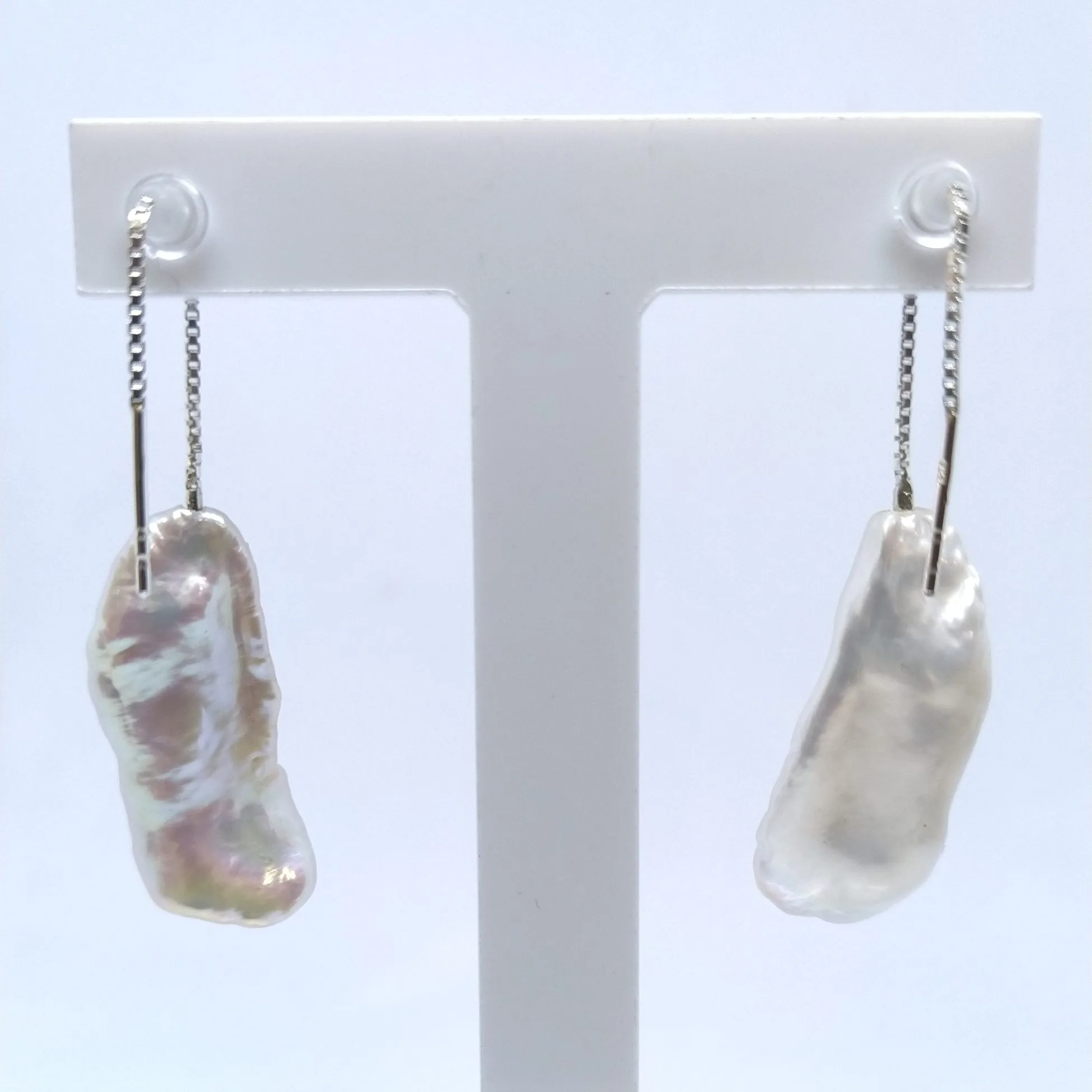 boucles d'oreilles chainette argent et perles d'eau douce baroque