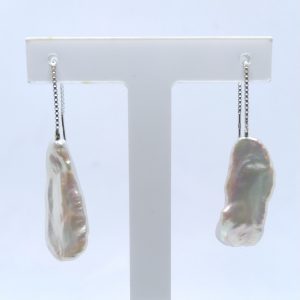 boucles d'oreilles chainette argent et perles d'eau douce baroque