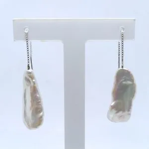 boucles d'oreilles chainette argent et perles d'eau douce baroque