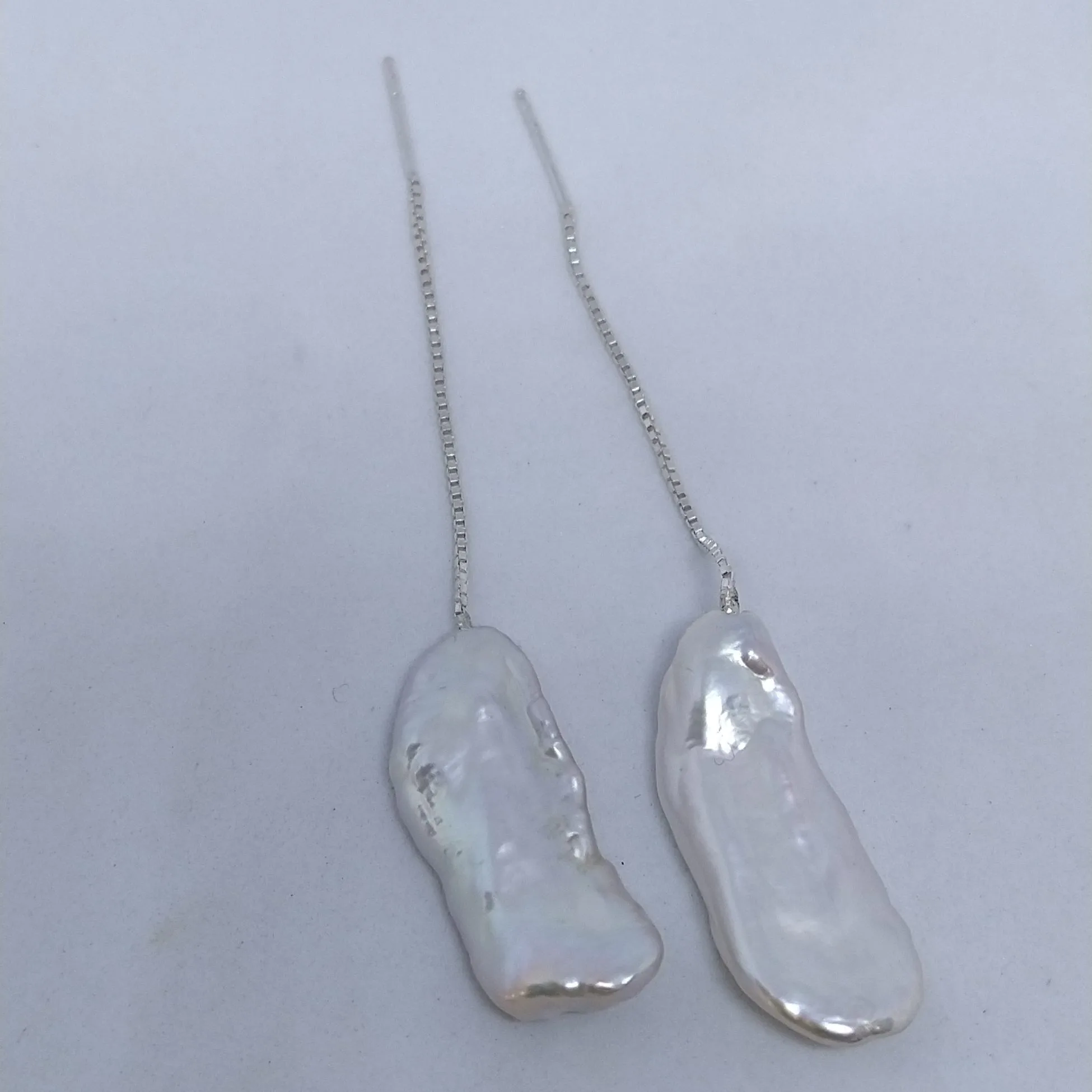 boucles d'oreilles chainette argent et perles d'eau douce baroque