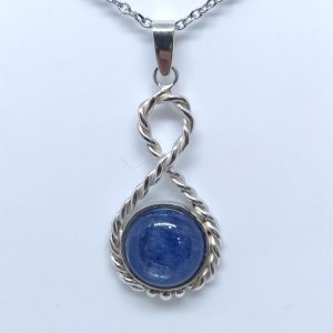 Pendentif argent 925 millième et cabochon de cyanite bleue 12mm