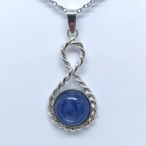 Pendentif argent 925 millième et cabochon de cyanite bleue 12mm