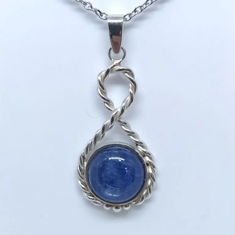 Pendentif argent 925 millième et cabochon de cyanite bleue 12mm