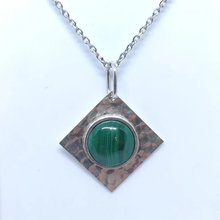 Pendentif argent martelé et Malachite