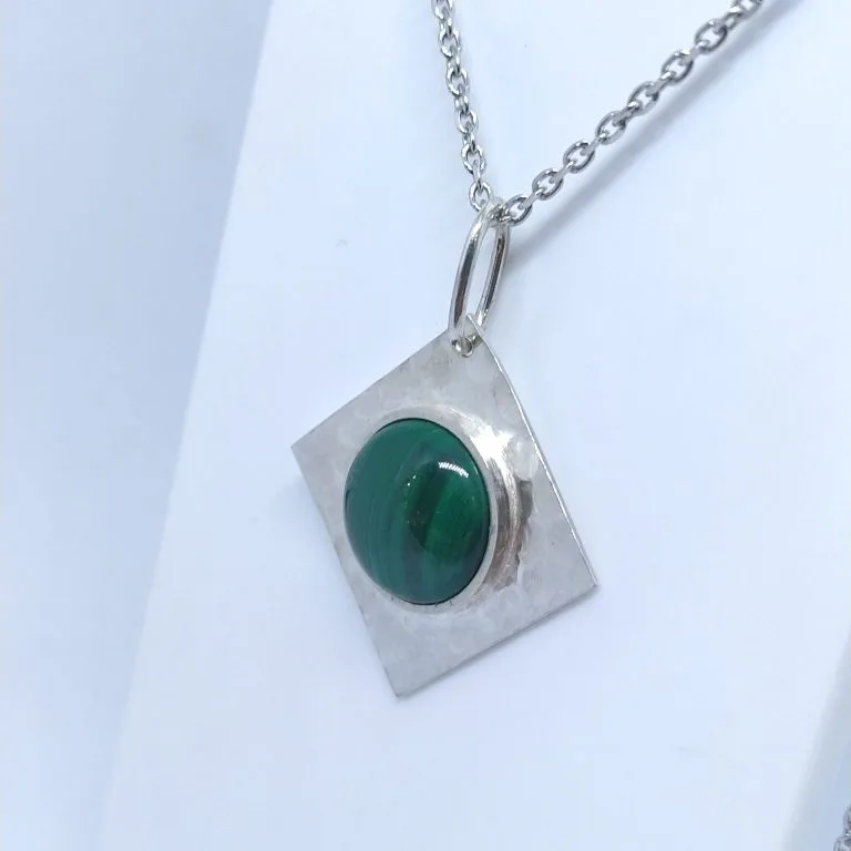 Pendentif argent martelé et Malachite