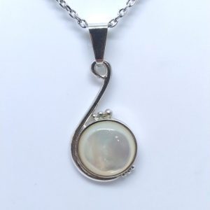 Pendentif argent 925 millième et cabochon de nacre 12mm