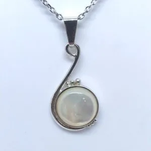 Pendentif argent 925 millième et cabochon de nacre 12mm