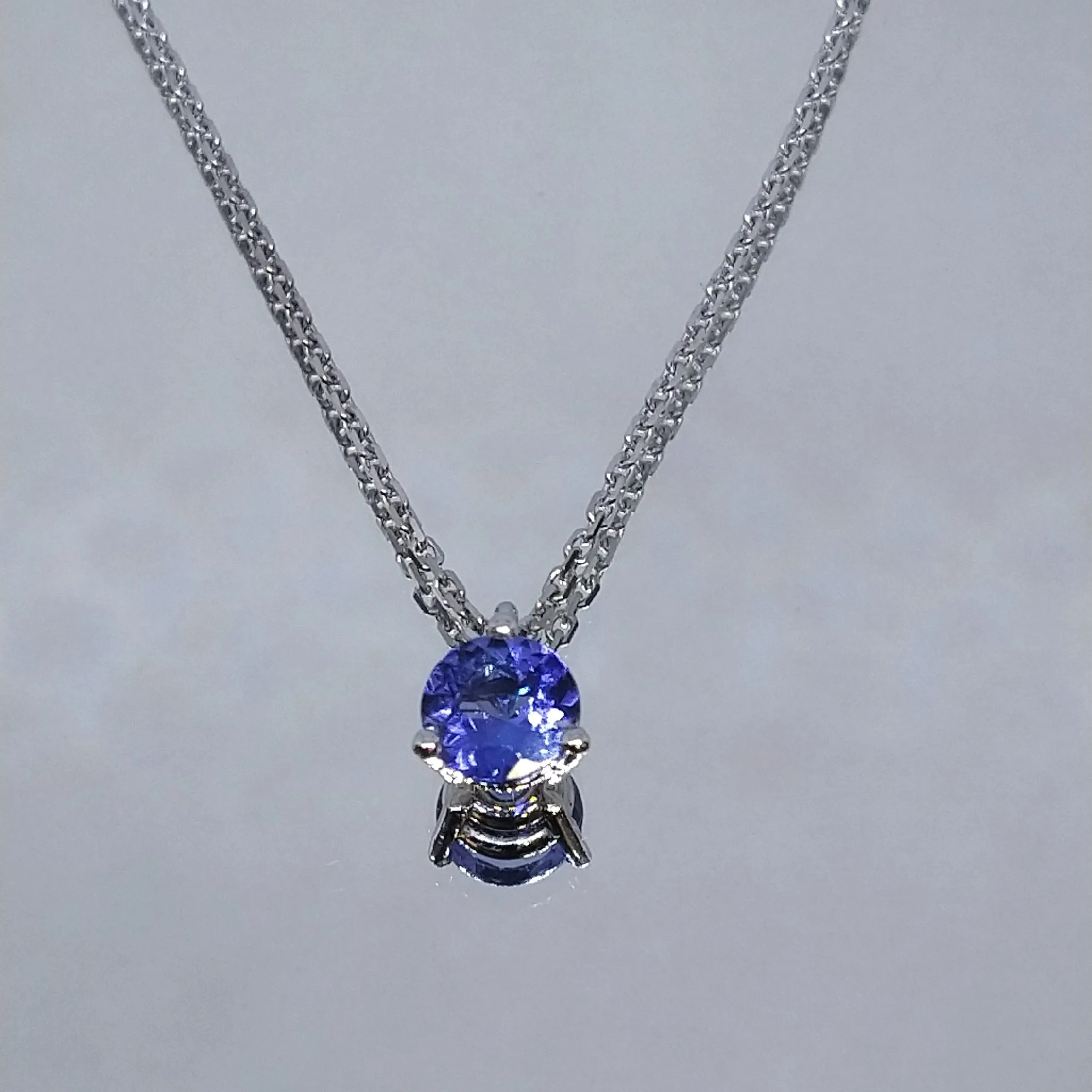 Collier or blanc et Tanzanite 6mm