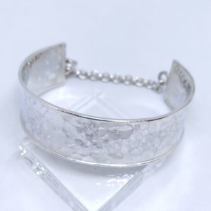 Bracelet rigide large argent martelé et chainette jaseron