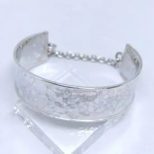 Bracelet rigide large argent martelé et chainette jaseron