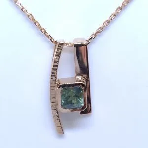 Pendentif or rose et saphir vert