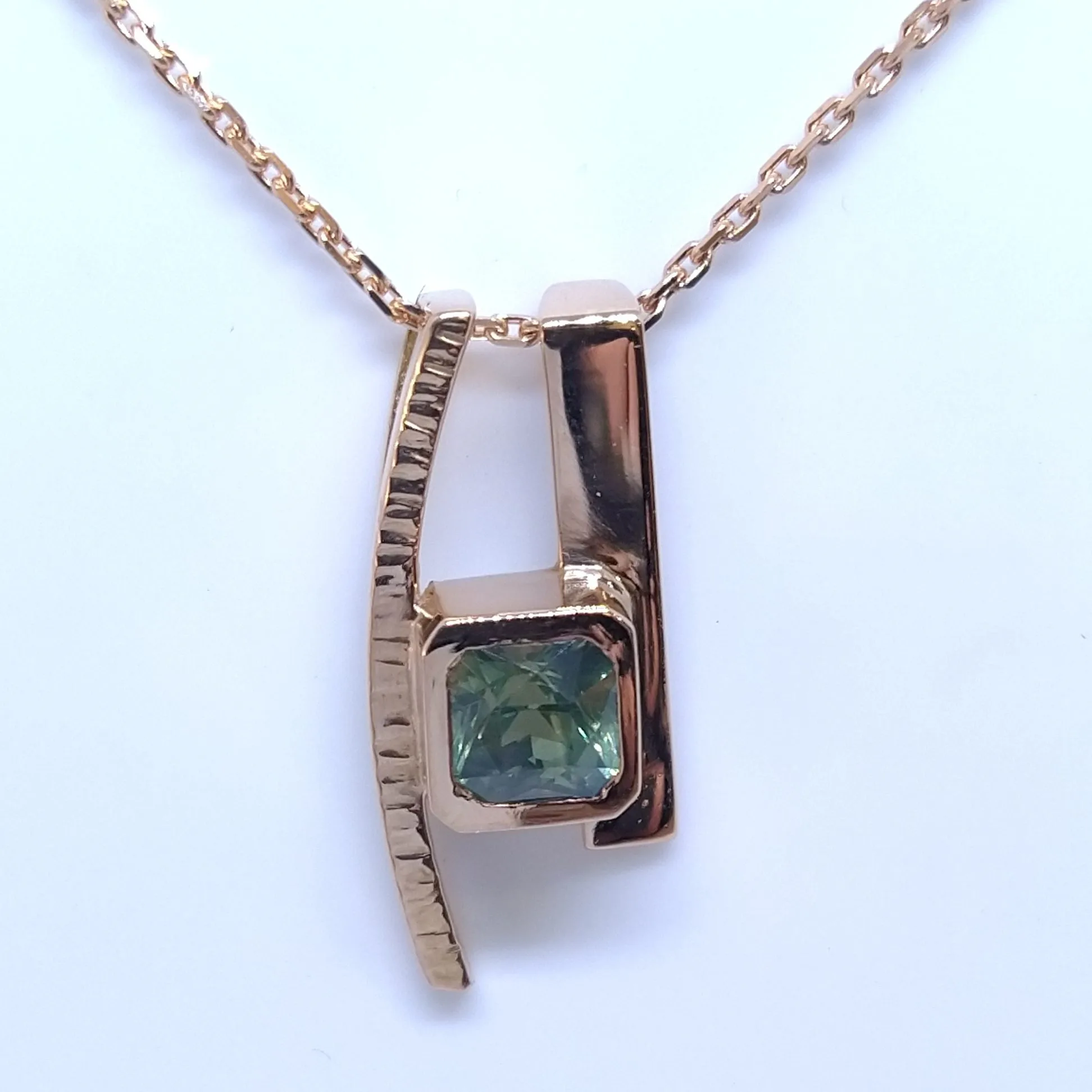 Pendentif or rose et saphir vert