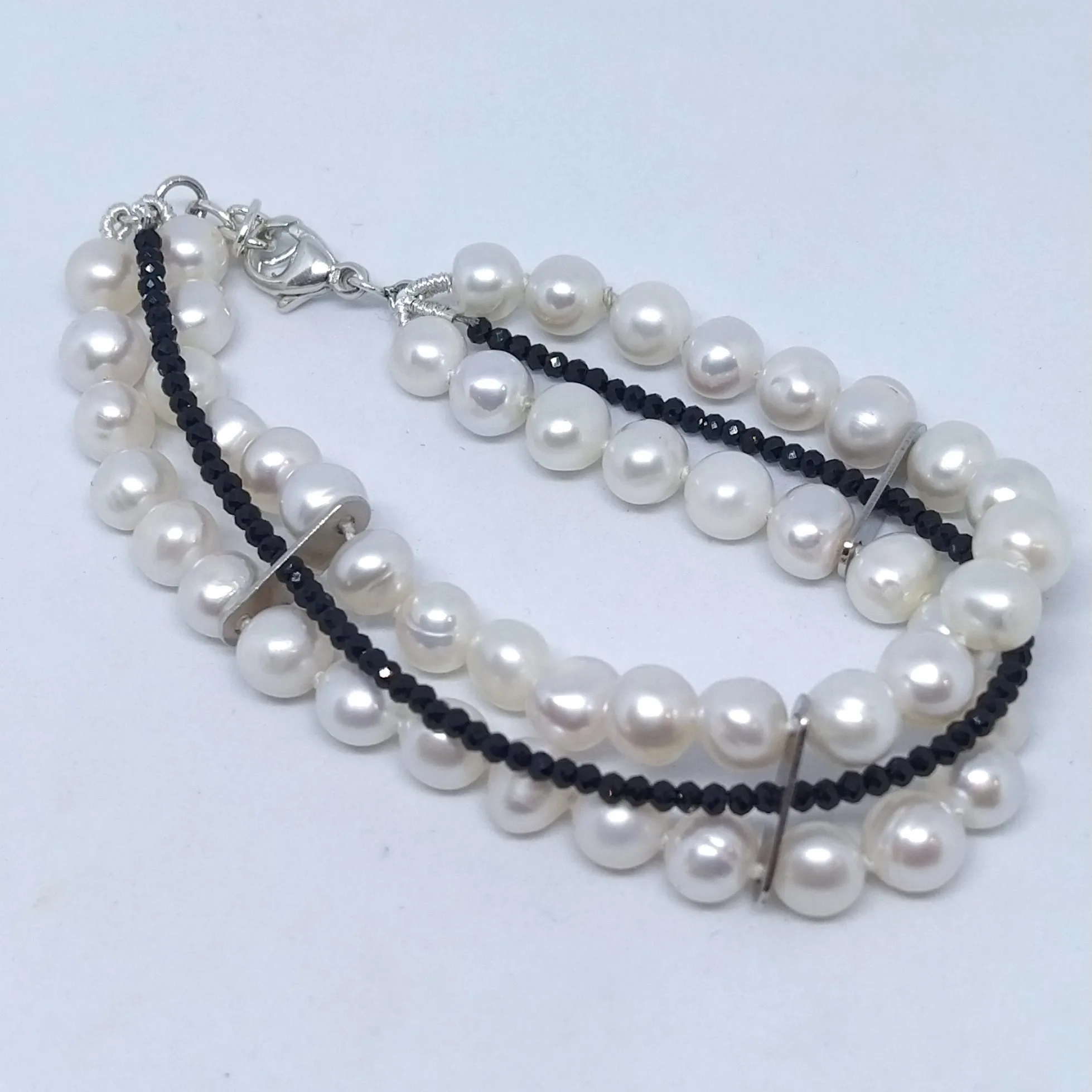 bracelet perles d'eau douce et spinelle