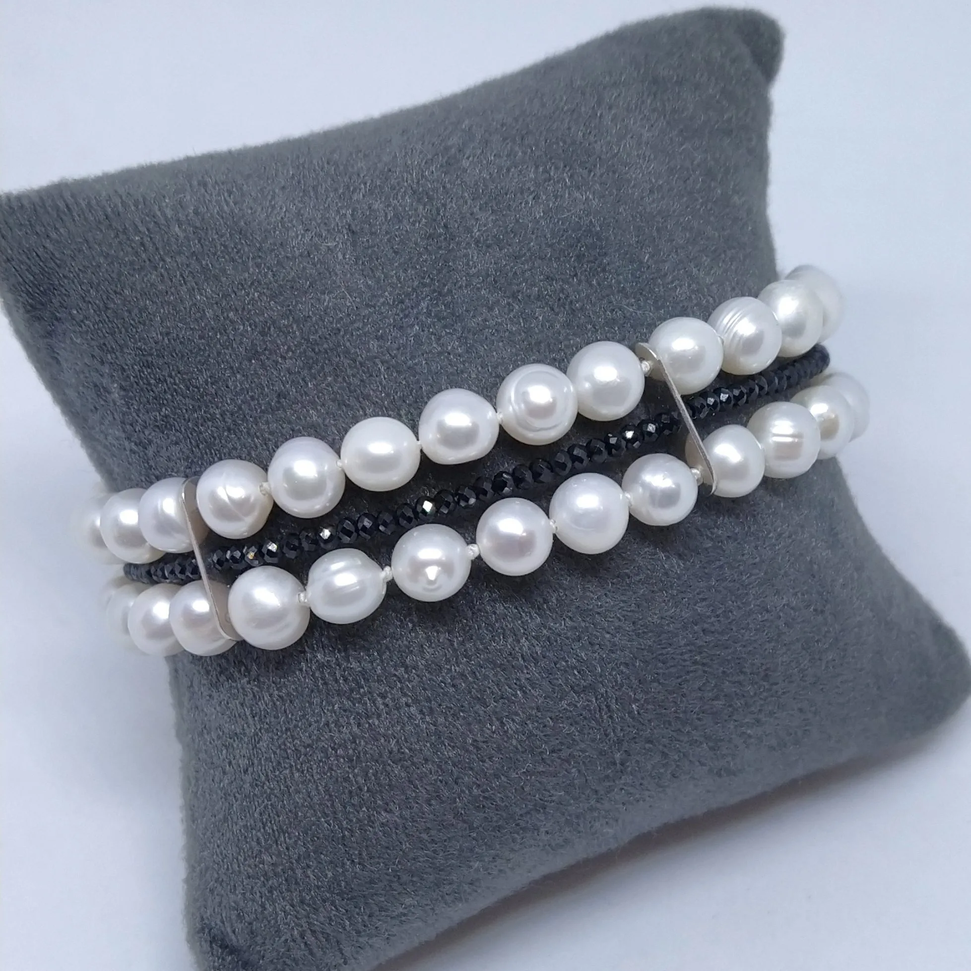 bracelet perles d'eau douce et spinelle